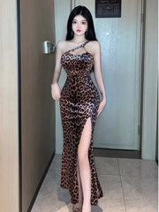 2025 Summer New Women's Sexy Spicy Girl Style Oblique Shoulder Leopard Pattern Side Split Slim Wrap buttocks Long Dress YNJY