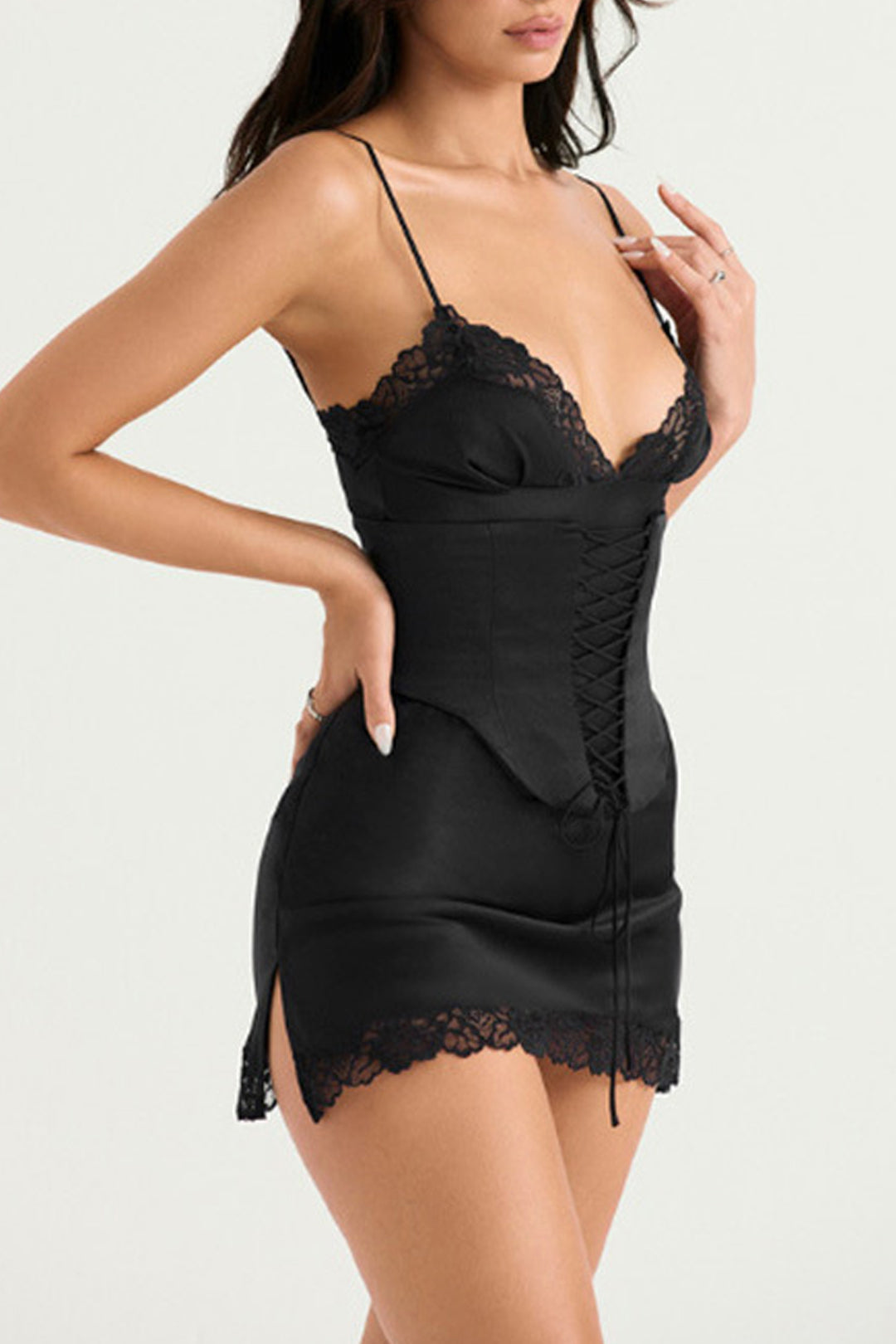 Camisole-Minikleid mit Spitzenschnürung vorne und V-Ausschnitt