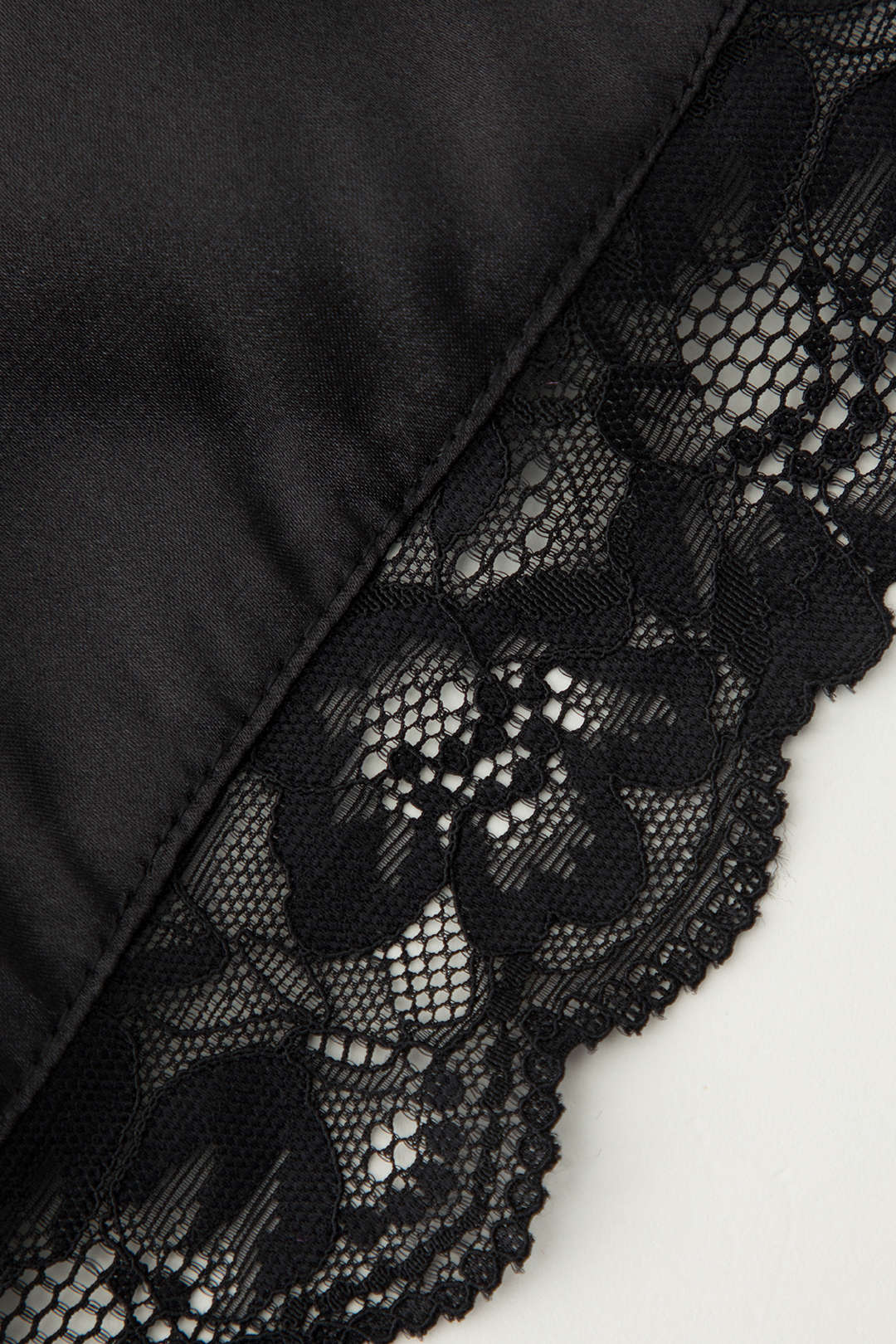 Camisole-Minikleid mit Spitzenschnürung vorne und V-Ausschnitt
