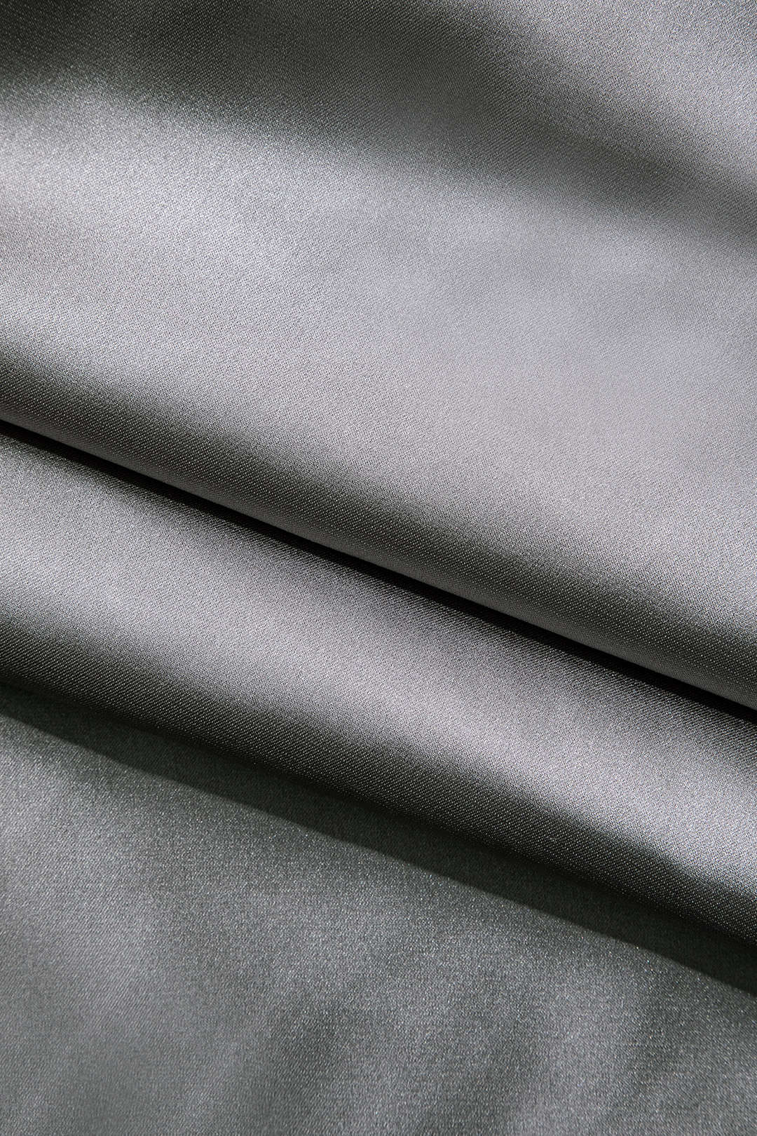 Rückenfreies Neckholder-Maxikleid aus Satin mit V-Ausschnitt und Rüschen und Schleife 