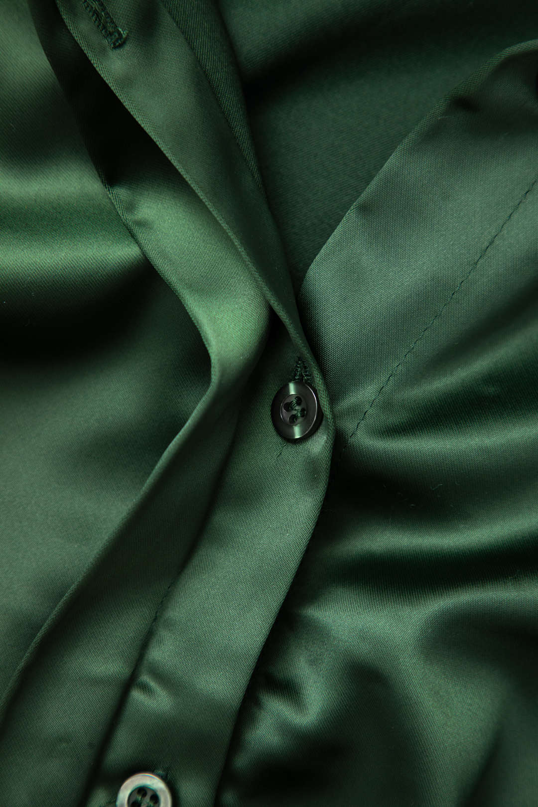 Langärmlige Satinbluse mit Knöpfen 