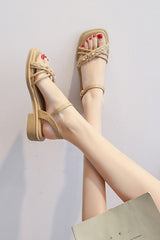 Weiße, weiche Sommersandalen für Damen mit Rock 