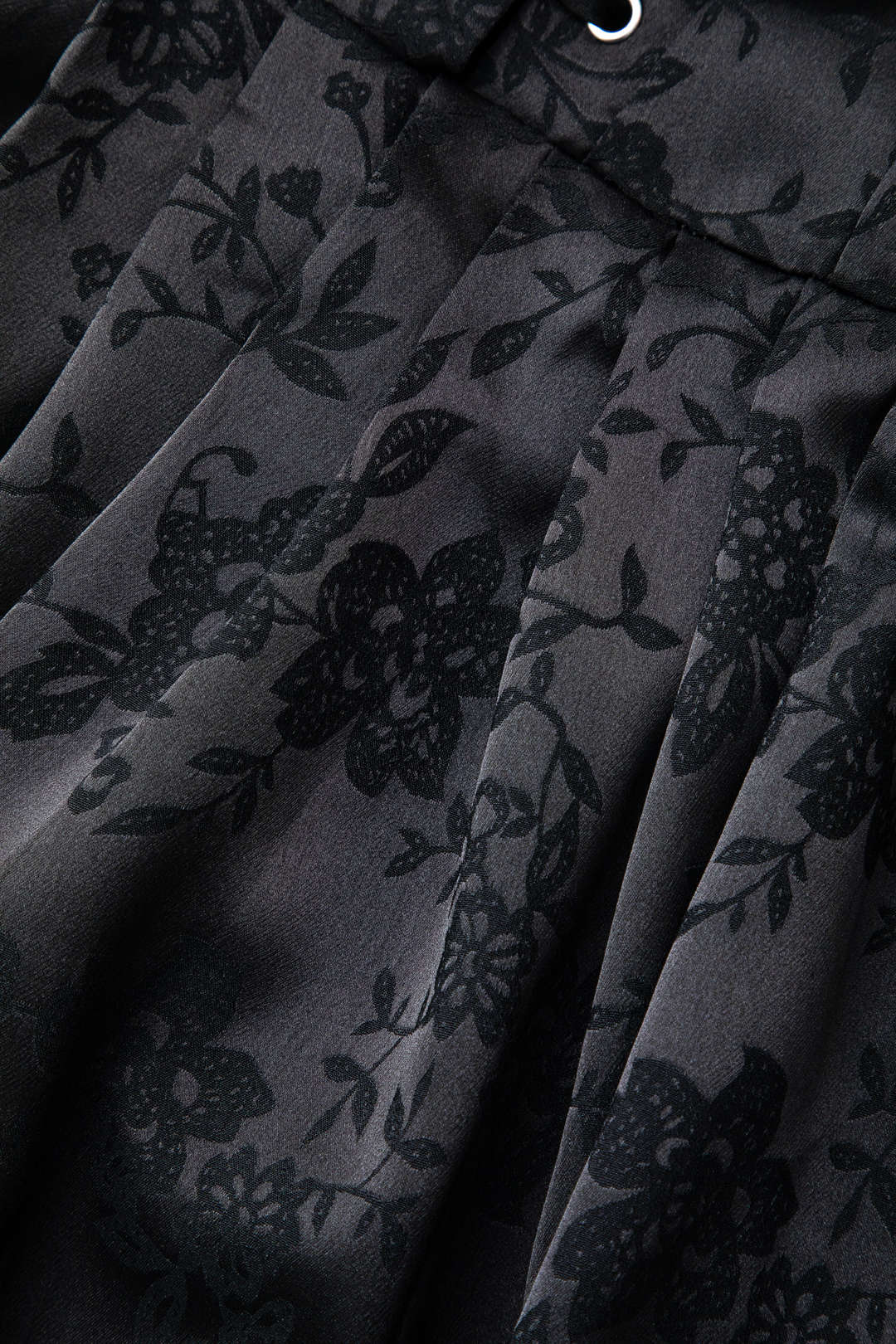 Ärmelloses Jacquard-Minikleid mit Ösen und eckigem Ausschnitt, Plissee 