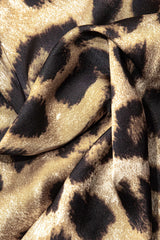 Maxikleid mit Leopardenmuster, gekreuzten Ketten, Wasserfallausschnitt und Schlitz 