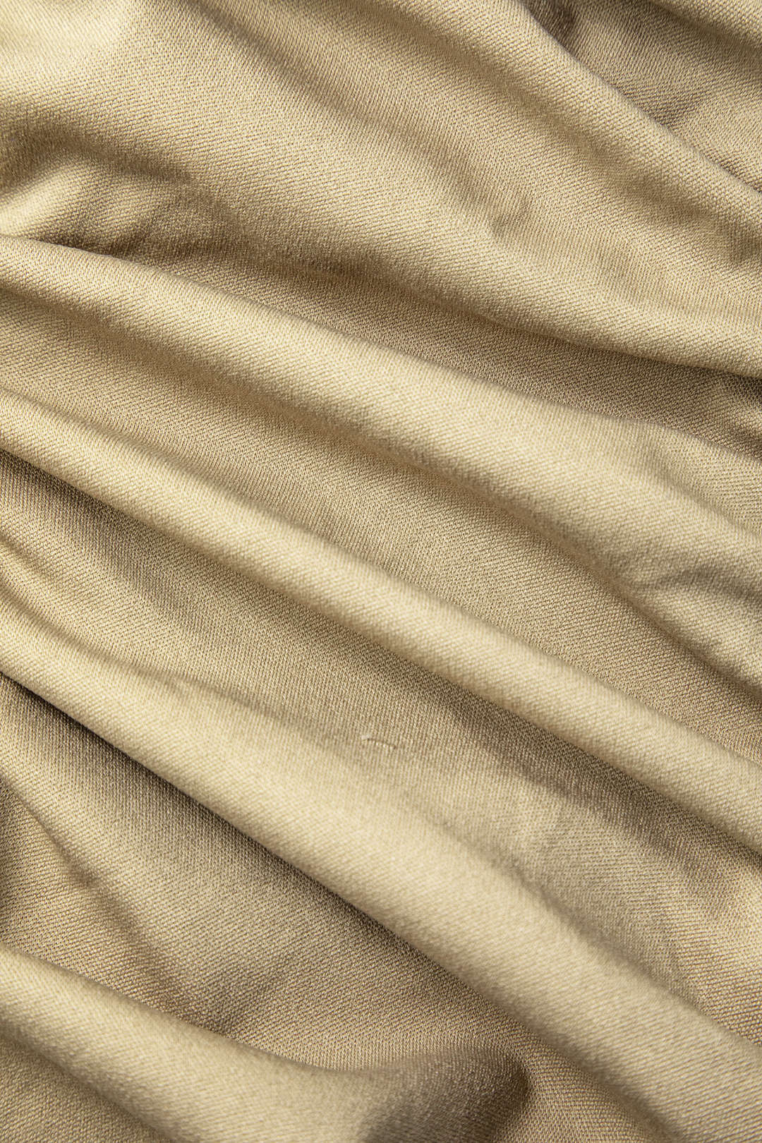 Gerüschtes, schulterfreies Midikleid 