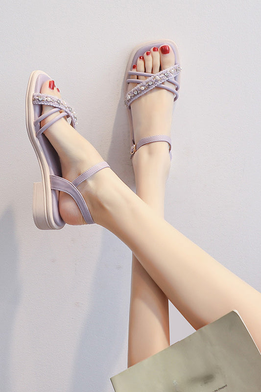 Weiße, weiche Sommersandalen für Damen mit Rock 
