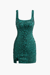 Paillettenverziertes Minikleid aus Netzstoff mit quadratischem Ausschnitt und Schlitz 