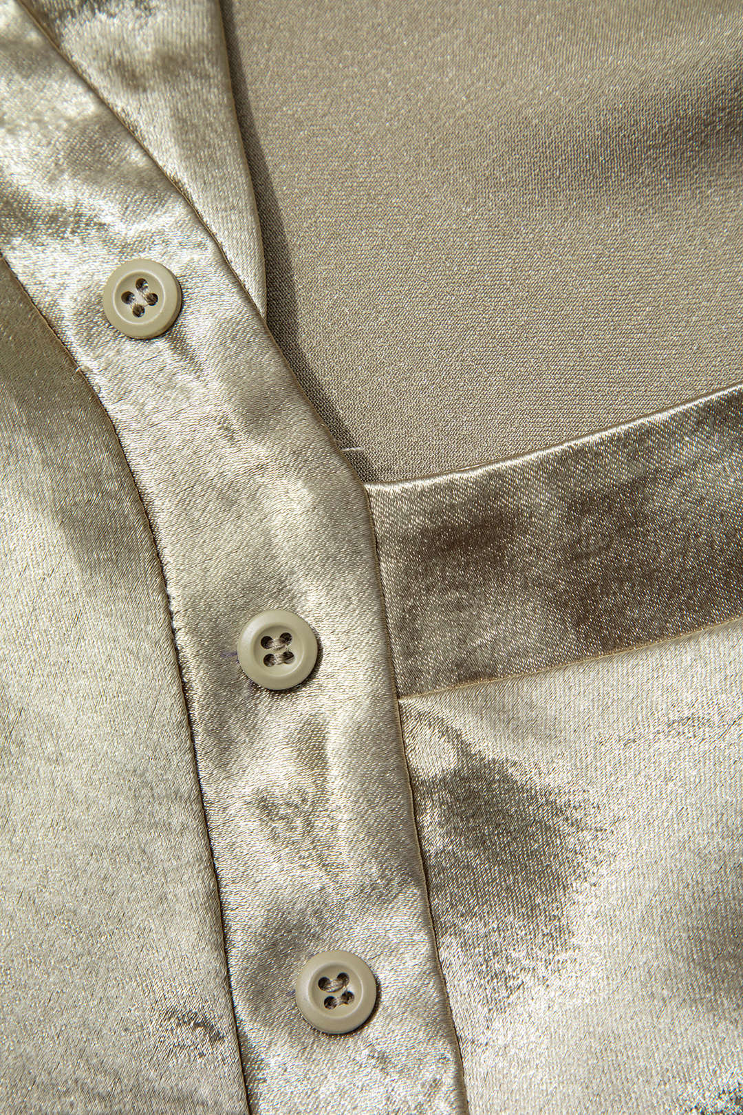 Asymmetrische, kurze Satinbluse mit kalten Schultern 
