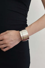 Asymmetrisches, mehrlagiges, offenes Armreifarmband aus Metall 