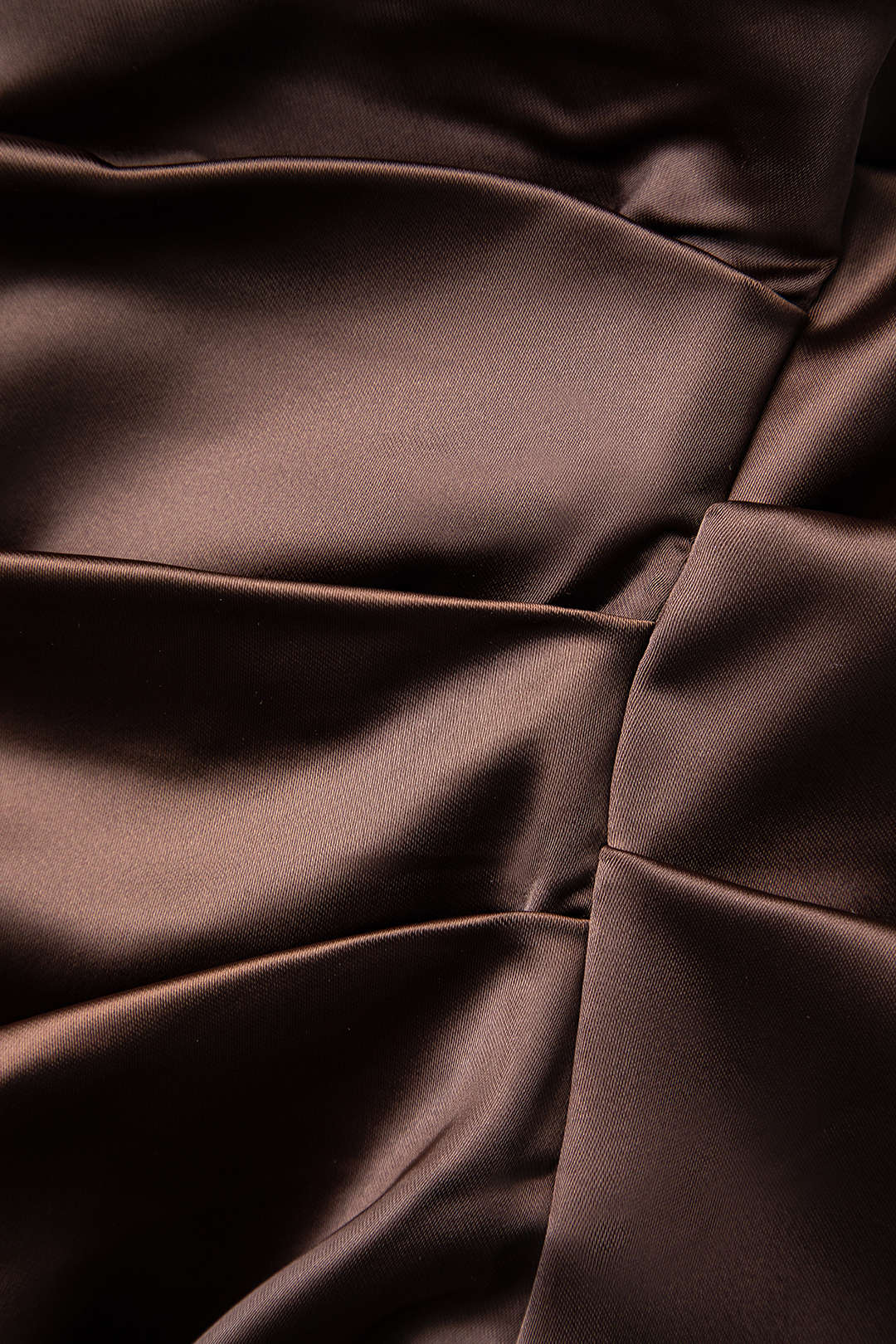Trägerloses Minikleid aus Satin mit gerüschter Vorderseite 