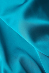Schulterfreies Minikleid aus Satin mit Knopfleiste 