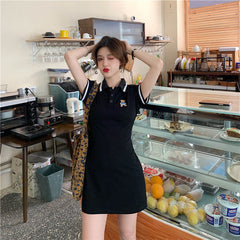 Revers T-Shirt Einteiliges Kleid Für Frau 2022 Sommer Polo Kragen Schwarze Kleider KPOP Sexy Rock Koreanische Bär Stickerei Engen Kleid
