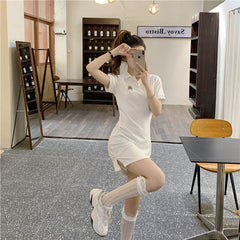 Revers T-Shirt Einteiliges Kleid Für Frau 2022 Sommer Polo Kragen Schwarze Kleider KPOP Sexy Rock Koreanische Bär Stickerei Engen Kleid