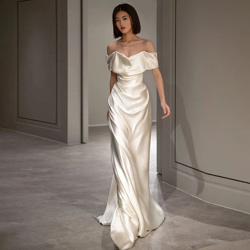 Kleiden Sie sich, um ein göttliches Wesen zu beeindrucken. Weißes, schulterfreies, leichtes Brautkleid im französischen Stil, Morgenkleid aus Satin, Brautkleid für Hochzeit, Willkommensgarn, Bankett, Abendkleid