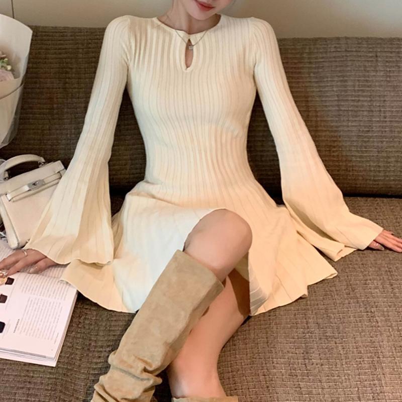 Langes Pulloverkleid-Outfit Strickkleid im französischen Stil mit hohlen Glockenärmeln Herbst und Winter Taillenverschlankung Faltenrock Modisches Pulloverkleid im westlichen Stil