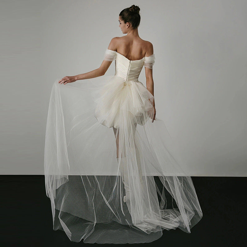 Detektiv vs. Verdächtiger, beeindruckendes Kleid, schulterfreies, leichtes Brautkleid, kurzes, schlichtes, leichtes französisches Satin-Brautkleid, kleines Verlobungs- und Registrierungskleid
