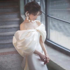 Kleiden Sie sich, um ein göttliches Wesen zu beeindrucken. Leichtes Brautkleid im französischen Stil. Elegantes, schulterfreies Satinkleid mit Schleife und Fischschwanz. Mori Welcome Trailing Travel Dress