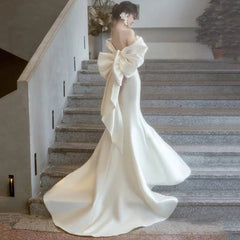 Kleiden Sie sich, um ein göttliches Wesen zu beeindrucken. Leichtes Brautkleid im französischen Stil. Elegantes, schulterfreies Satinkleid mit Schleife und Fischschwanz. Mori Welcome Trailing Travel Dress
