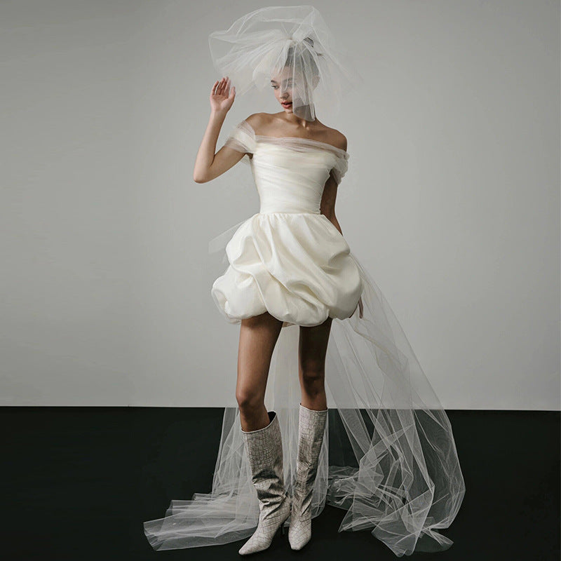 Detektiv vs. Verdächtiger, beeindruckendes Kleid, schulterfreies, leichtes Brautkleid, kurzes, schlichtes, leichtes französisches Satin-Brautkleid, kleines Verlobungs- und Registrierungskleid