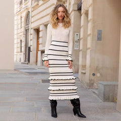 Outfit-Inspiration: Enges Strickkleid mit Rüschen, langer Rock, Herbst und Winter 2025, Kontrastfarben, Nähte, elegantes Retro-Kleid