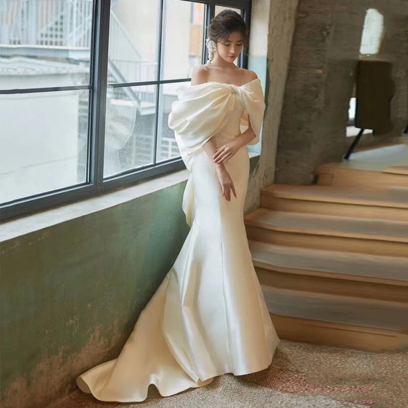 Kleiden Sie sich, um ein göttliches Wesen zu beeindrucken. Leichtes Brautkleid im französischen Stil. Elegantes, schulterfreies Satinkleid mit Schleife und Fischschwanz. Mori Welcome Trailing Travel Dress