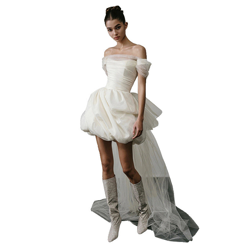 Detektiv vs. Verdächtiger, beeindruckendes Kleid, schulterfreies, leichtes Brautkleid, kurzes, schlichtes, leichtes französisches Satin-Brautkleid, kleines Verlobungs- und Registrierungskleid
