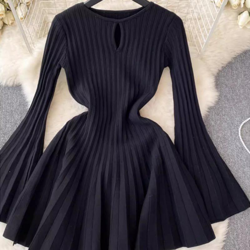 Langes Pulloverkleid-Outfit Strickkleid im französischen Stil mit hohlen Glockenärmeln Herbst und Winter Taillenverschlankung Faltenrock Modisches Pulloverkleid im westlichen Stil
