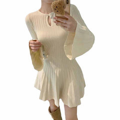 Langes Pulloverkleid-Outfit Strickkleid im französischen Stil mit hohlen Glockenärmeln Herbst und Winter Taillenverschlankung Faltenrock Modisches Pulloverkleid im westlichen Stil