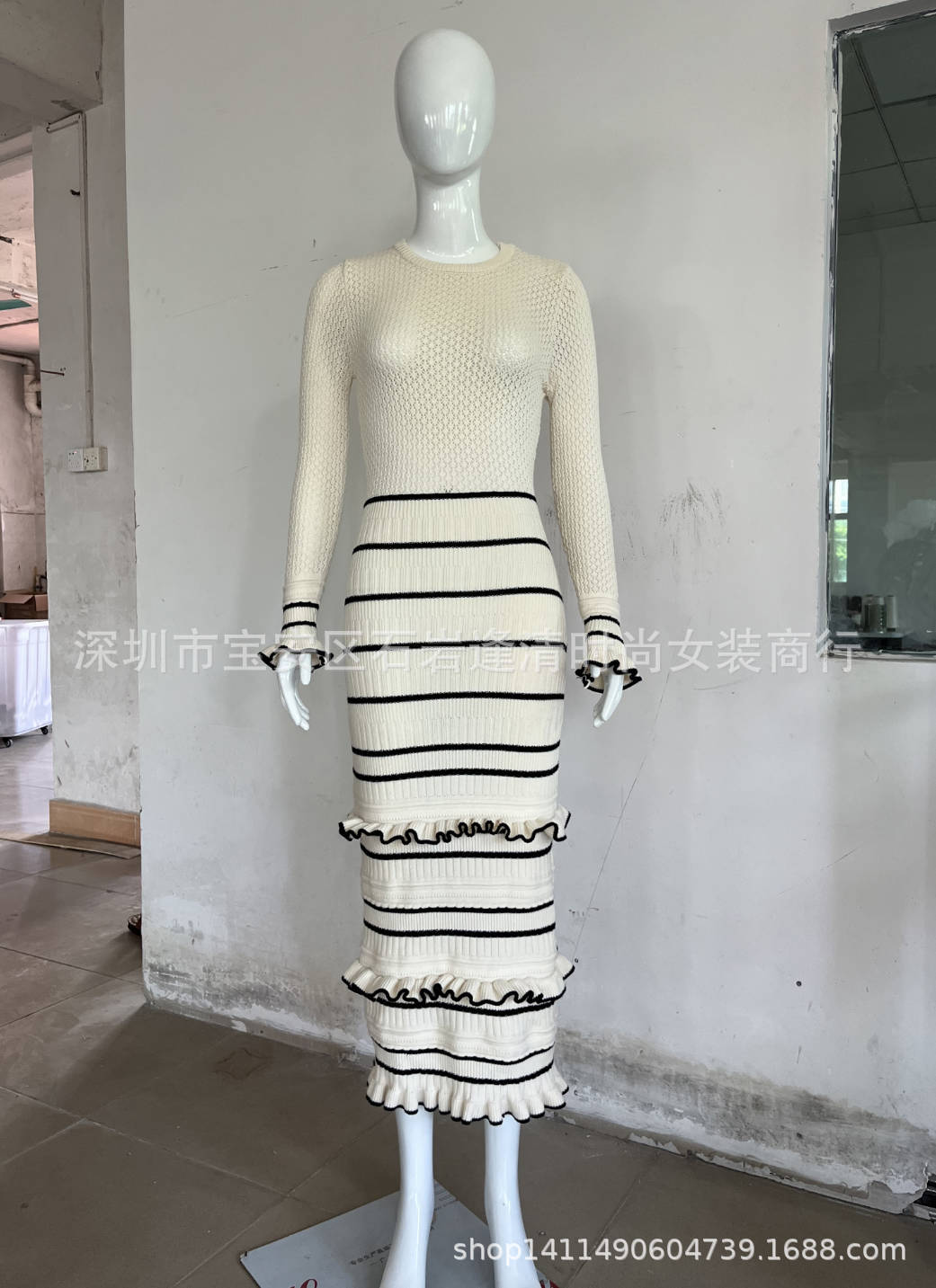 Outfit-Inspiration: Enges Strickkleid mit Rüschen, langer Rock, Herbst und Winter 2025, Kontrastfarben, Nähte, elegantes Retro-Kleid