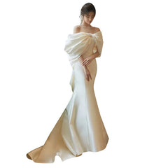 Kleiden Sie sich, um ein göttliches Wesen zu beeindrucken. Leichtes Brautkleid im französischen Stil. Elegantes, schulterfreies Satinkleid mit Schleife und Fischschwanz. Mori Welcome Trailing Travel Dress