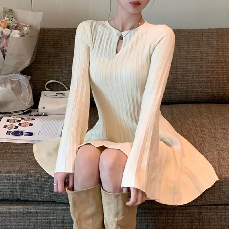 Langes Pulloverkleid-Outfit Strickkleid im französischen Stil mit hohlen Glockenärmeln Herbst und Winter Taillenverschlankung Faltenrock Modisches Pulloverkleid im westlichen Stil