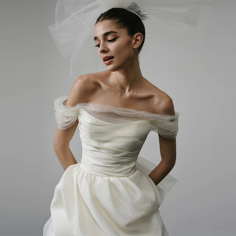 Detektiv vs. Verdächtiger, beeindruckendes Kleid, schulterfreies, leichtes Brautkleid, kurzes, schlichtes, leichtes französisches Satin-Brautkleid, kleines Verlobungs- und Registrierungskleid
