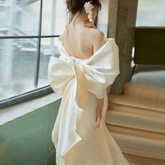 Kleiden Sie sich, um ein göttliches Wesen zu beeindrucken. Leichtes Brautkleid im französischen Stil. Elegantes, schulterfreies Satinkleid mit Schleife und Fischschwanz. Mori Welcome Trailing Travel Dress