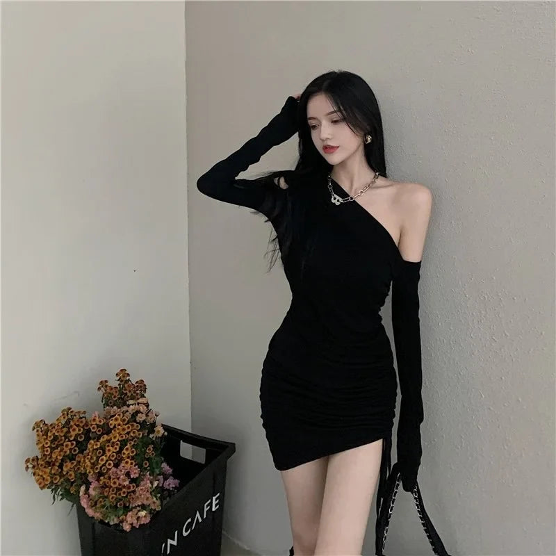Frühlingsneues schulterfreies, sexy Stil, schlanke Tasche, Hüfte, kurzes, schmal geschnittenes schwarzes Kleid, trendiger diagonaler Kragen, Schnürung, solide Falten, cool, 36BI
