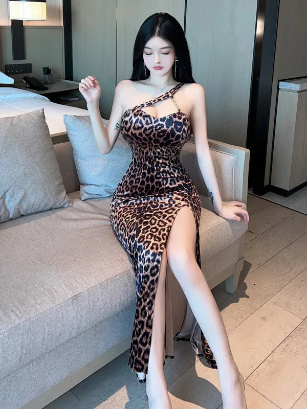 2025 Sommer neue Frauen Sexy Spicy Girl Stil schräge Schulter Leopard Muster Seite Split Slim Wrap Gesäß langes Kleid YNJY
