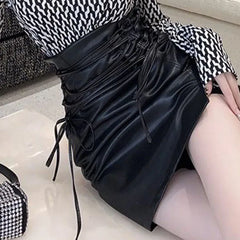 Schwarze Leder-Miniröcke für Damen, Gothic, hohe Taille, schmale Passform, Bleistiftrock mit Schnürung, weiblicher sexy Club-Reißverschluss auf der Rückseite, geteilter Hüftrock