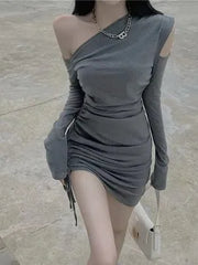 Frühlingsneues schulterfreies, sexy Stil, schlanke Tasche, Hüfte, kurzes, schmal geschnittenes schwarzes Kleid, trendiger diagonaler Kragen, Schnürung, solide Falten, cool, 36BI