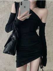 Frühlingsneues schulterfreies, sexy Stil, schlanke Tasche, Hüfte, kurzes, schmal geschnittenes schwarzes Kleid, trendiger diagonaler Kragen, Schnürung, solide Falten, cool, 36BI