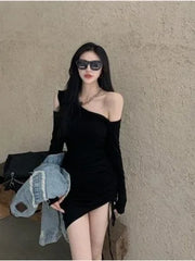 Frühlingsneues schulterfreies, sexy Stil, schlanke Tasche, Hüfte, kurzes, schmal geschnittenes schwarzes Kleid, trendiger diagonaler Kragen, Schnürung, solide Falten, cool, 36BI