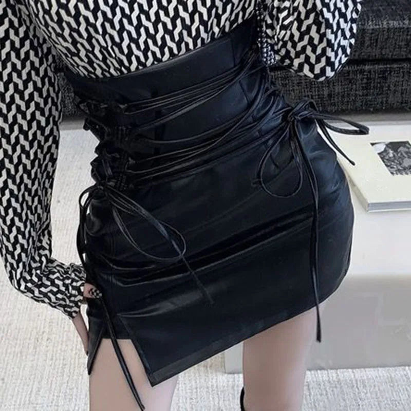 Schwarze Leder-Miniröcke für Damen, Gothic, hohe Taille, schmale Passform, Bleistiftrock mit Schnürung, weiblicher sexy Club-Reißverschluss auf der Rückseite, geteilter Hüftrock