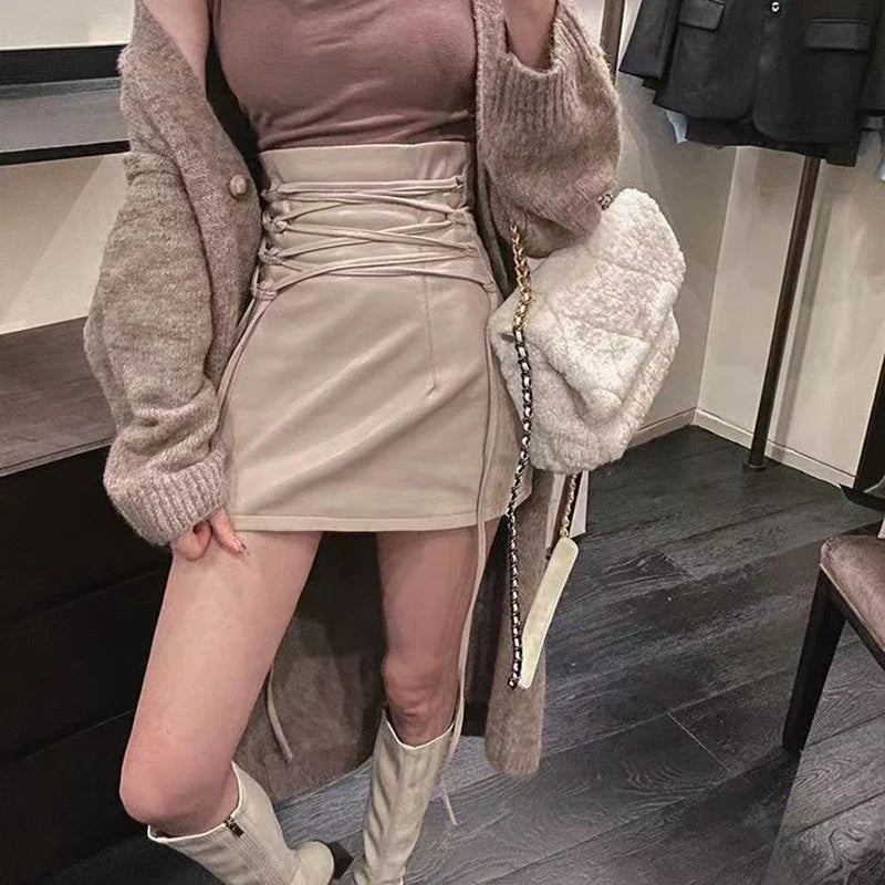 Schwarze Leder-Miniröcke für Damen, Gothic, hohe Taille, schmale Passform, Bleistiftrock mit Schnürung, weiblicher sexy Club-Reißverschluss auf der Rückseite, geteilter Hüftrock