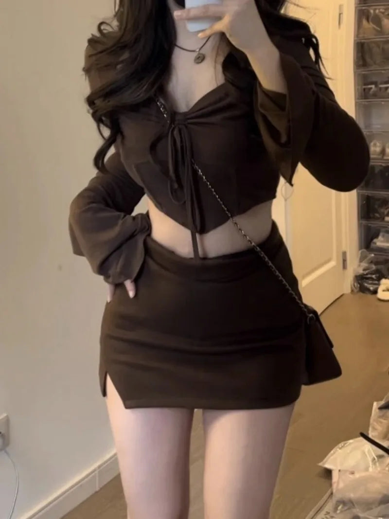 Mode Sexy Unregelmäßigen Geraffte Slim Fit Langarm Tops Frauen + Y2k Hohe Taille Bodycon Röcke 2024 Sommer Neue Zwei stück Sets