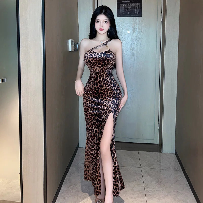 2025 Sommer neue Frauen Sexy Spicy Girl Stil schräge Schulter Leopard Muster Seite Split Slim Wrap Gesäß langes Kleid YNJY