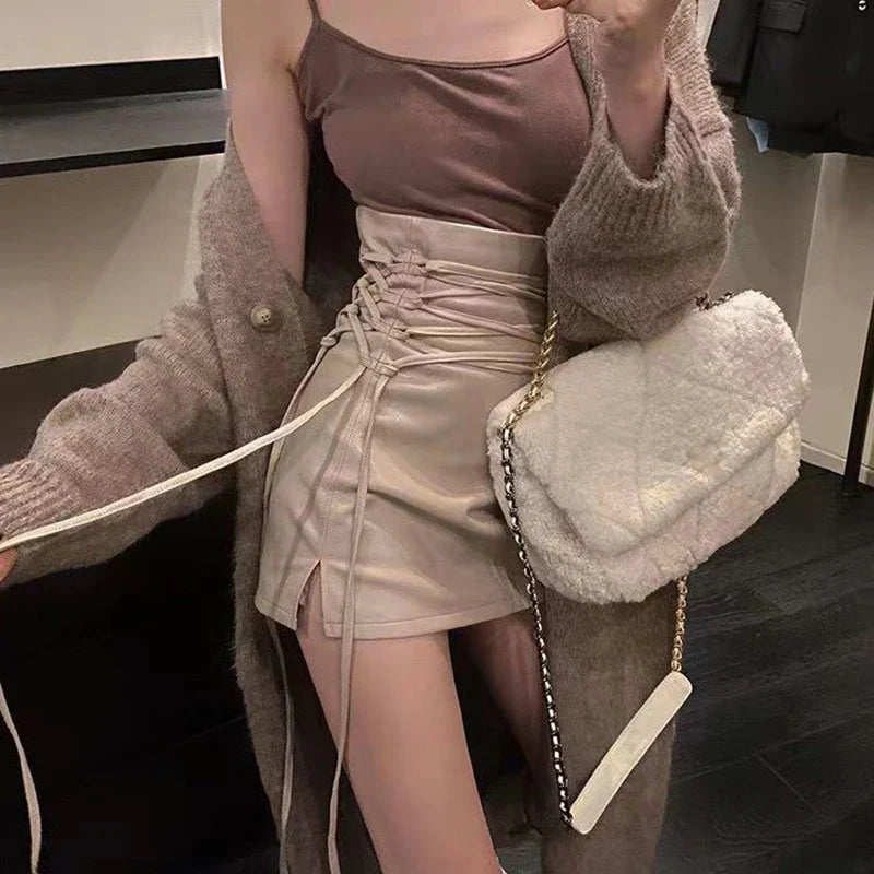 Schwarze Leder-Miniröcke für Damen, Gothic, hohe Taille, schmale Passform, Bleistiftrock mit Schnürung, weiblicher sexy Club-Reißverschluss auf der Rückseite, geteilter Hüftrock