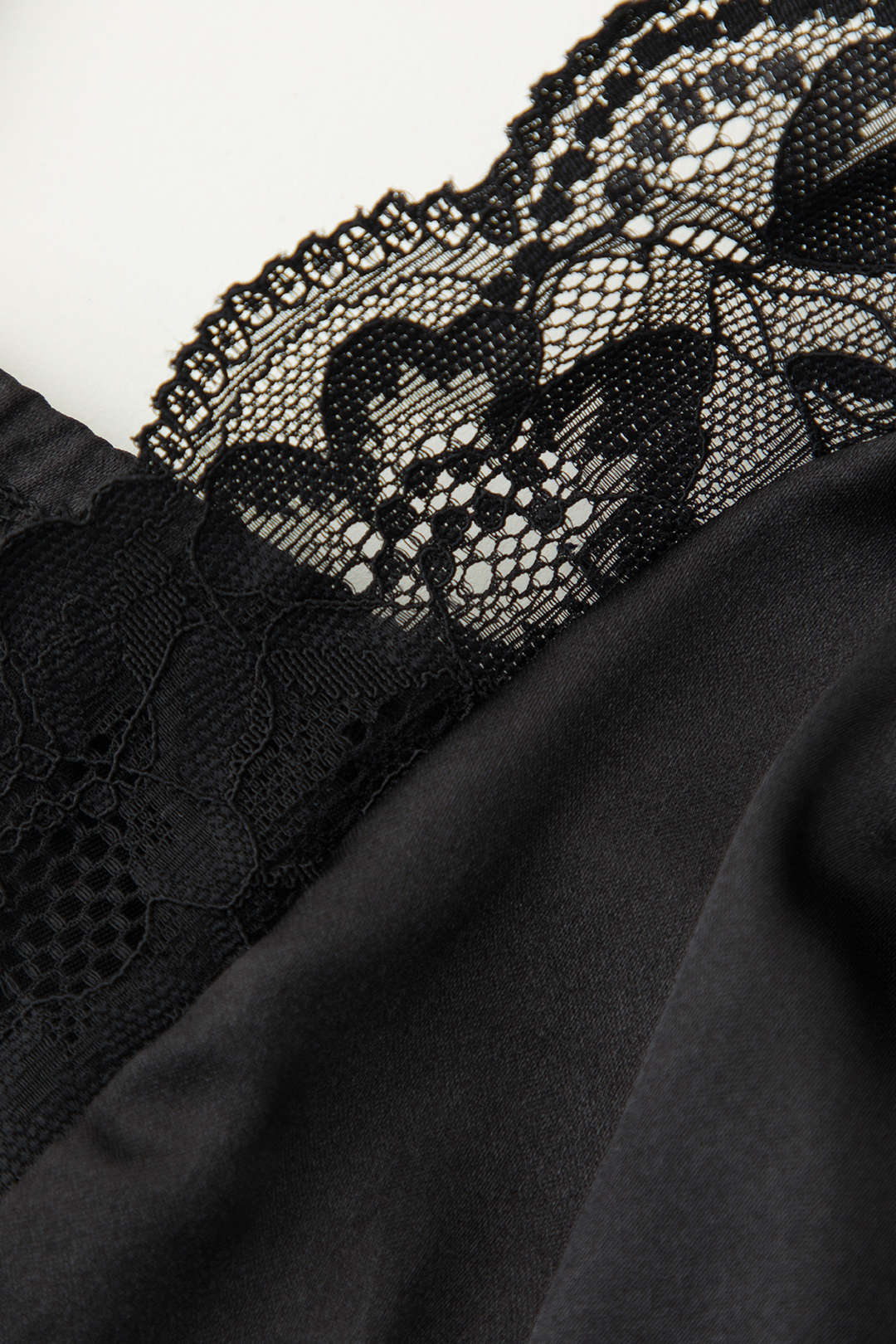 Camisole-Minikleid mit Spitzenschnürung vorne und V-Ausschnitt