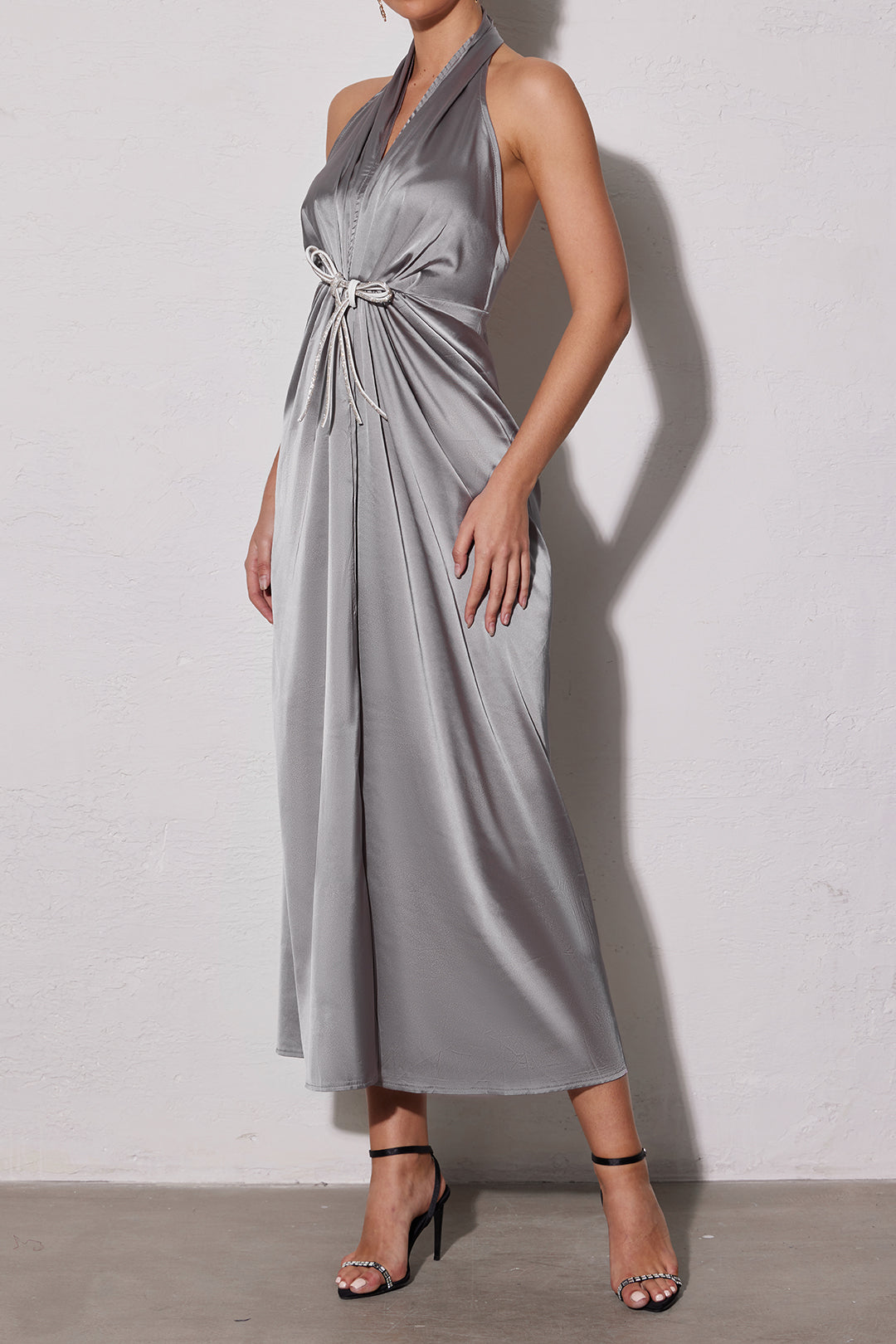 Rückenfreies Neckholder-Maxikleid aus Satin mit V-Ausschnitt und Rüschen und Schleife 