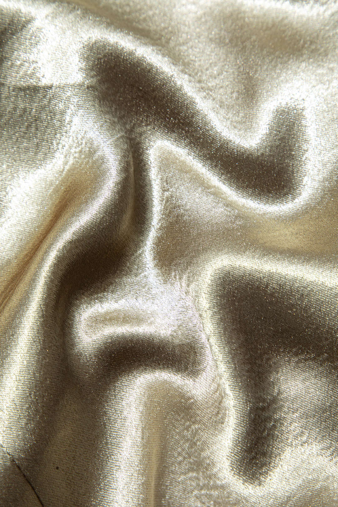 Asymmetrische, kurze Satinbluse mit kalten Schultern 