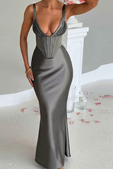 Maxikleid aus Satin mit Schlitz und V-Ausschnitt 
