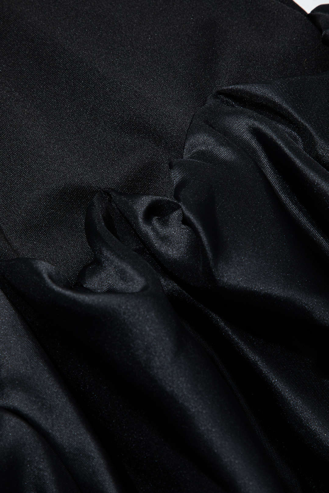 Mini-Slipkleid mit Rüschensaum und eckigem Ausschnitt 