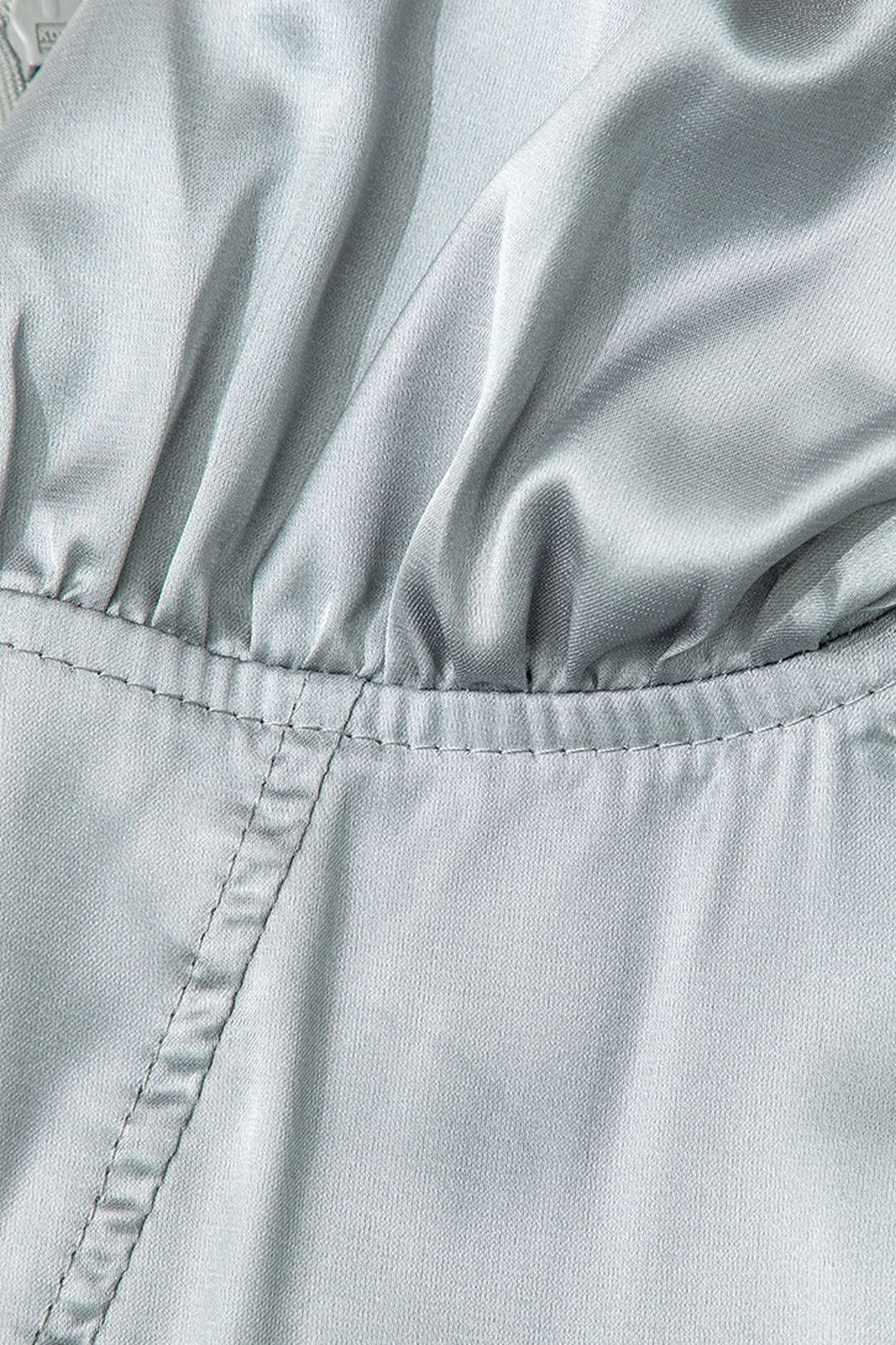 Maxikleid aus Satin mit Schlitz und V-Ausschnitt 